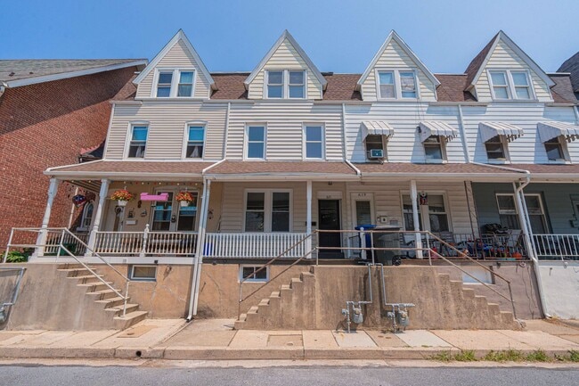 Foto del edificio - UPDATED FOUR BEDROOM/1.5 BATH TOWNHOME