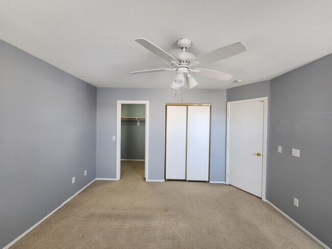 Foto del edificio - HENDERSON: 3 bed/2.5 bath Townhome with Spacious Kitchen, Private Backyard, Large Primary Suite &...