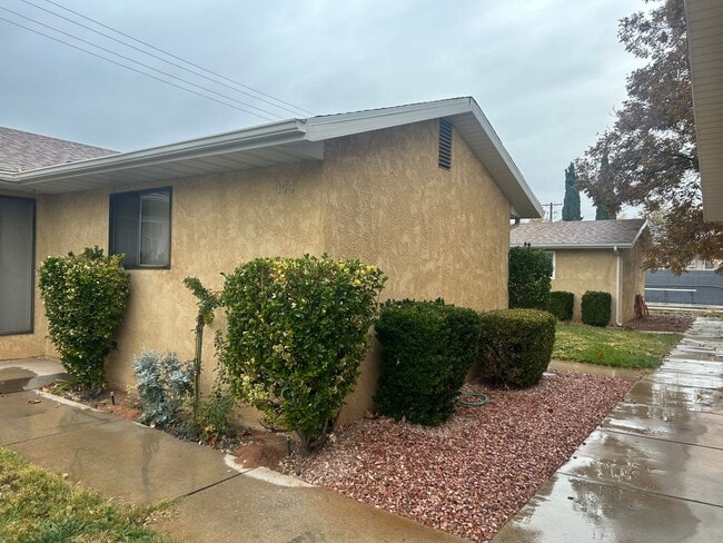 Building Photo - CLEAN 2 BEDROOM TOWNHOME READY TO MOVE IN!