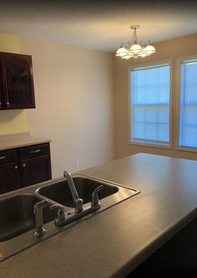 Foto del edificio - 2770 N Whitfield Rd