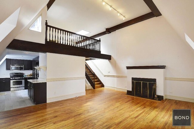 Building Photo - 12 W 68th St