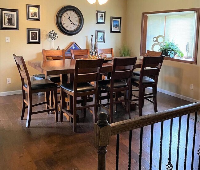 Foto del edificio - Beautiful 4 Bed 2 Bath w/2 Car Garage