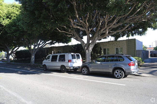 Building Photo - 1002 Marine St