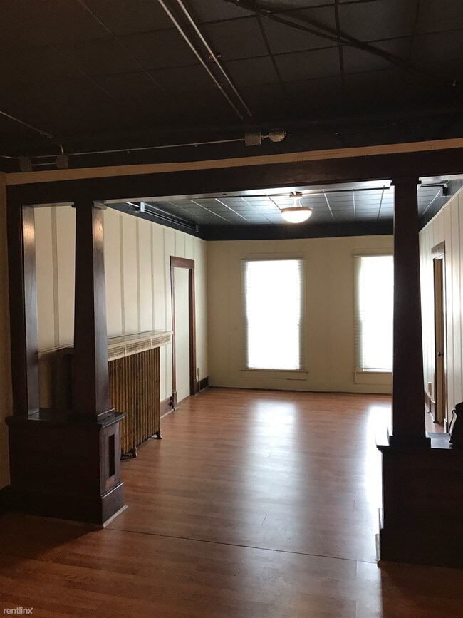 Building Photo - 122 E Main St