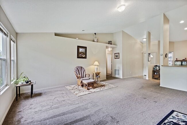 Building Photo - 301 Parkmont Way