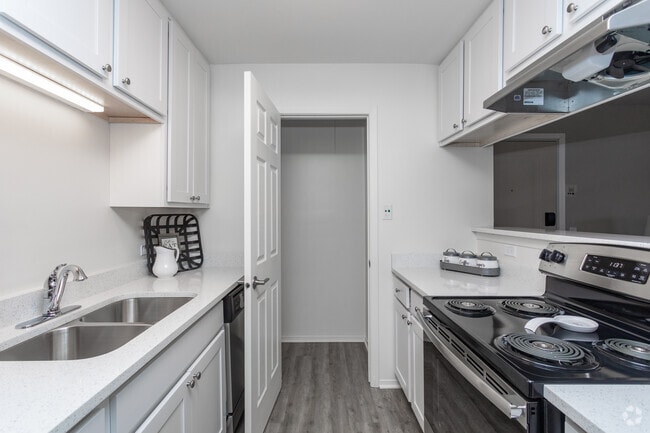 Building Photo - The Green At Chevy Chase Apartments