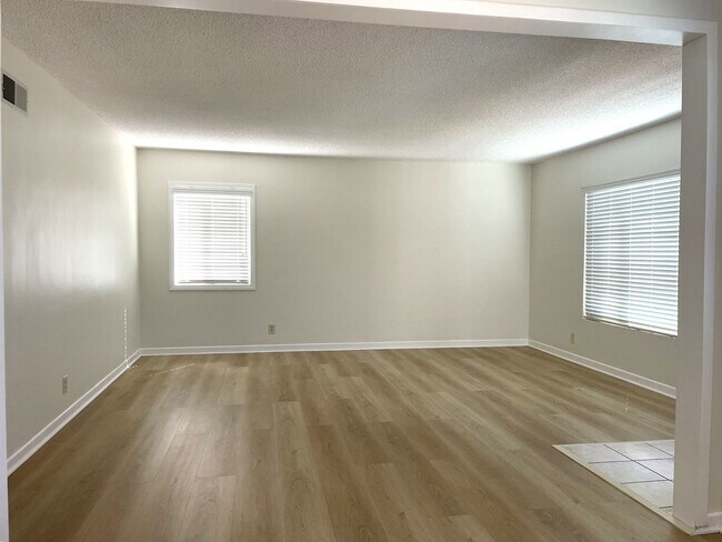 Foto del edificio - Charming 3-Bedroom Home with Modern Upgrad...