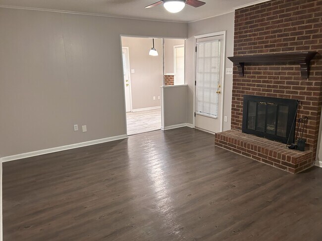 Building Photo - Cranbury Park Dr.