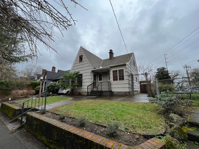 Building Photo - Charming 3 Bed + 1.5 Bath Home in NE Portl...