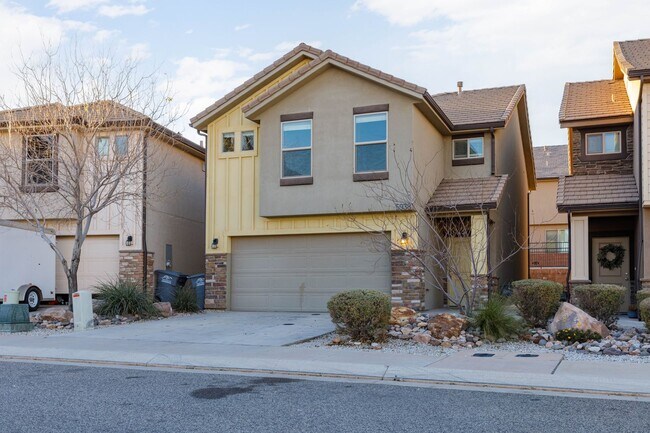 Foto del edificio - 4bd | 2.5 Bath | 2 Car Detached Desert Canyon Townhome Now Available