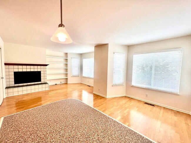 Building Photo - Immaculate 1 bedroom/ 1 Bath Apt- Open Flo...