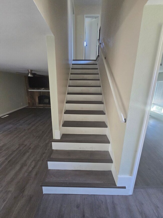 Foto del edificio - Two story home located in Hilltop Area of ...