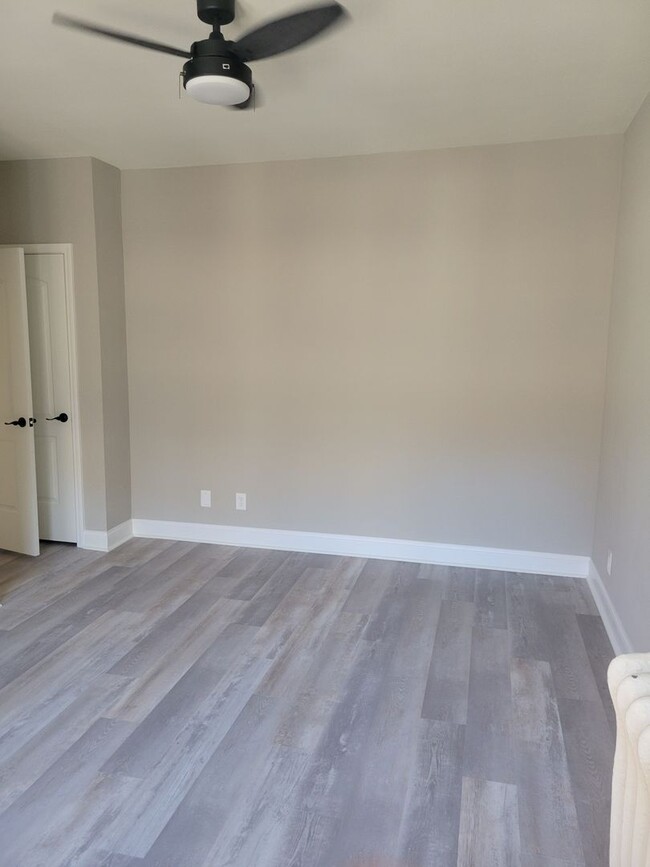 Building Photo - 771-773 N Jefferson St - Mixed Use (7 Unit)