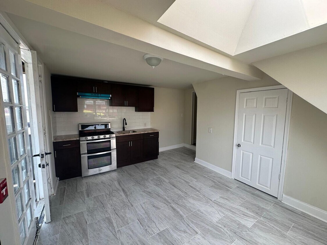 Foto principal - BRAND NEW 2 BED 1 BATH APARTMENT FOR RENT.