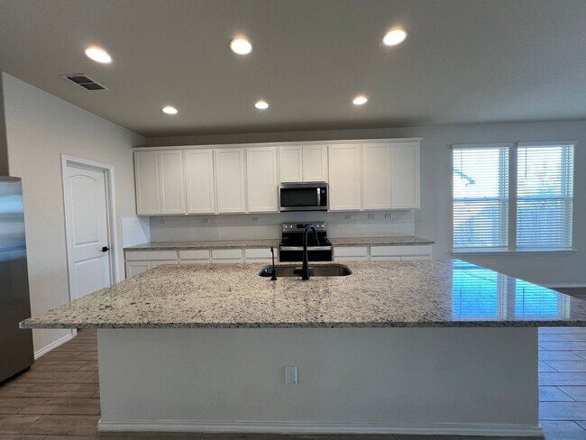 Building Photo - AWESOME 4/2 in Lily Springs