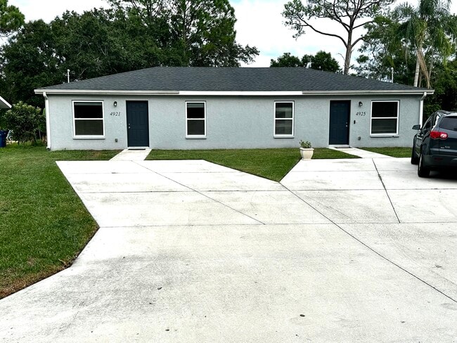 Foto del edificio - 4921 20th St Ct E