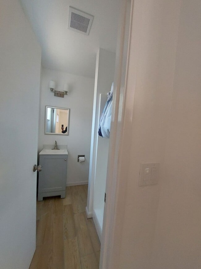 Building Photo - 2 Bedroom near Stateline