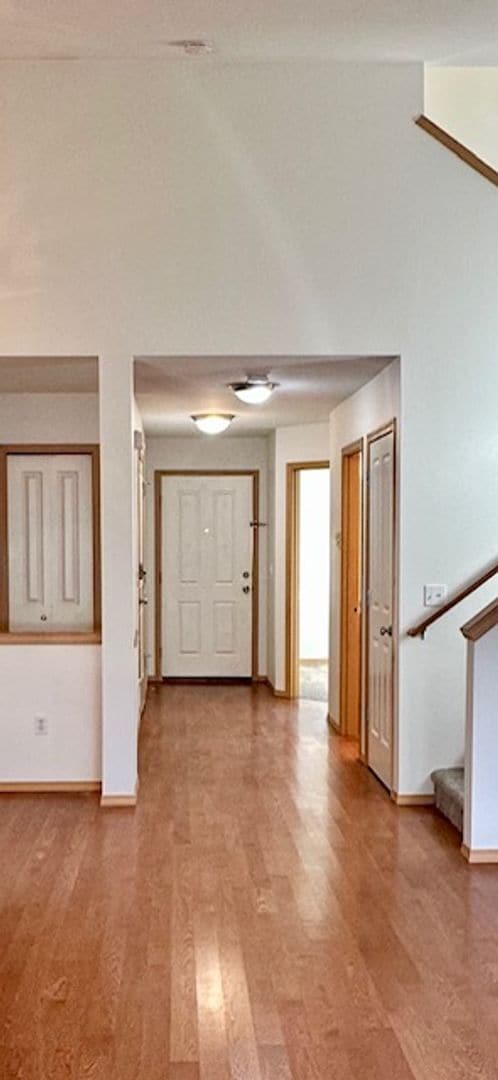 Building Photo - 2 bedroom 2 bathroom Townhouse with Garage