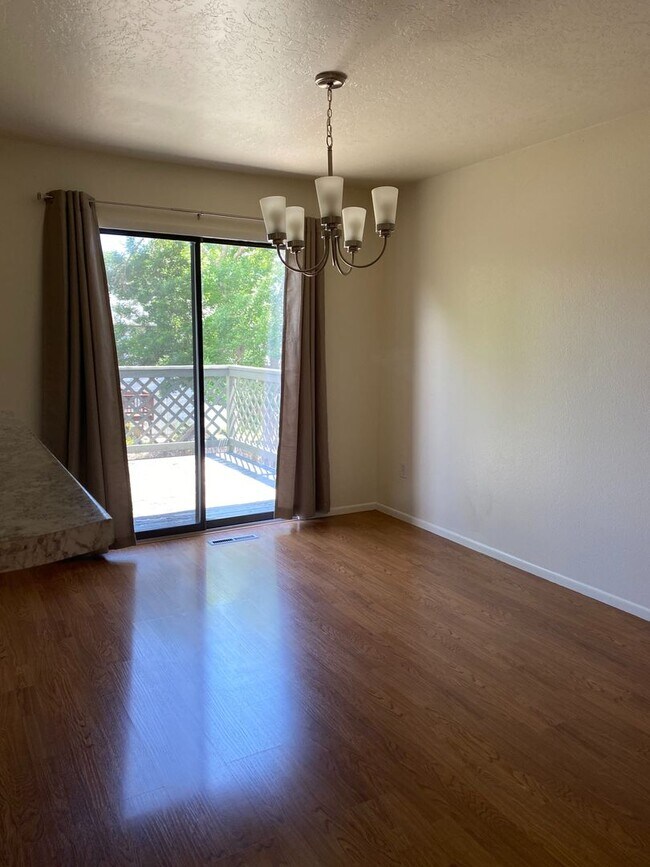 Foto del edificio - Half off of first months rent if a lease is signed before February 28th! 3 BED // 2 BATH HOME WIT...