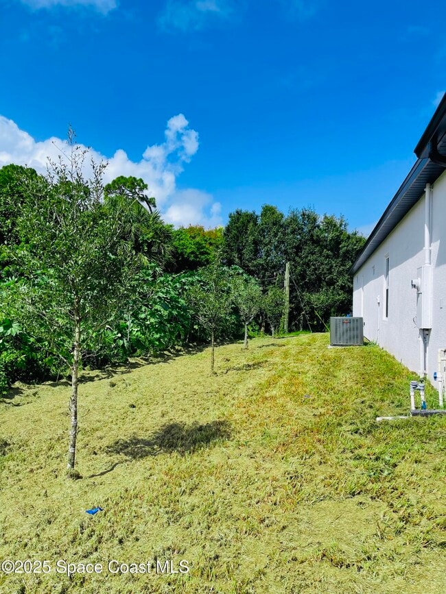 Foto del edificio - 526 Frink Ave