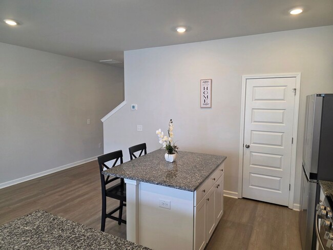 Foto del edificio - New Build 3 Bed/ 2.5 Bath Townhome Off Cen...