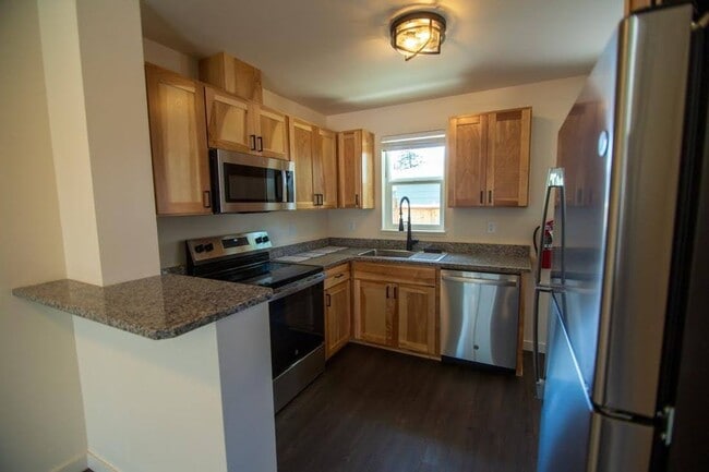 Building Photo - S St 7 plex