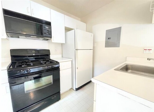 Building Photo - 91-218 Hanapouli Cir