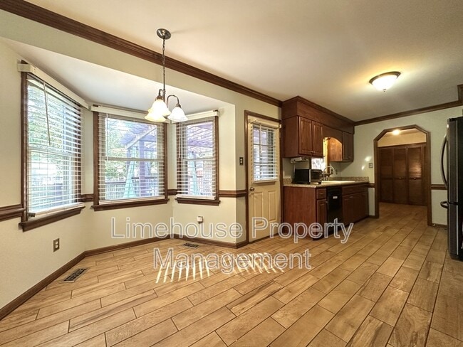 Building Photo - 4033 Kalona Rd