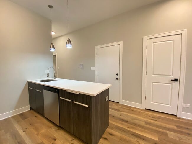 Building Photo - 2346 S Oakley Ave