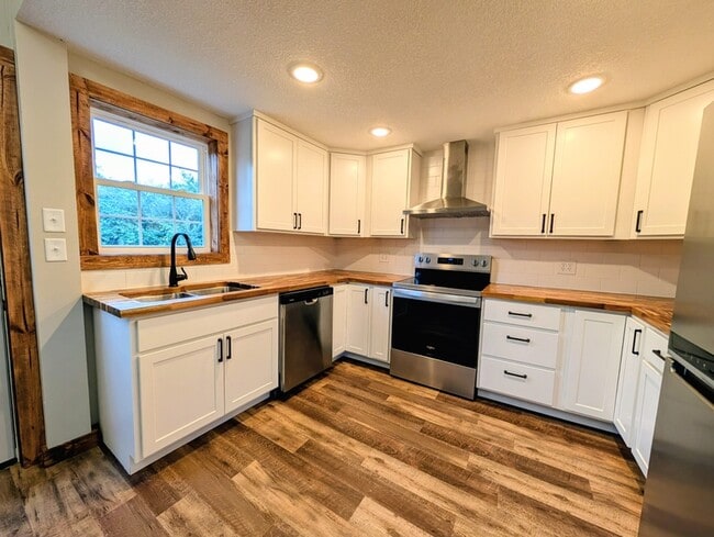 Building Photo - 230 Langstraat Ln