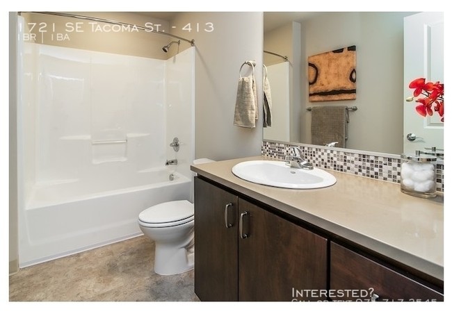 Building Photo - Modern, Excellent Location, Move in Special!