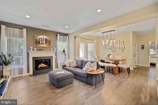 Building Photo - 14301 Grape Holly Grove