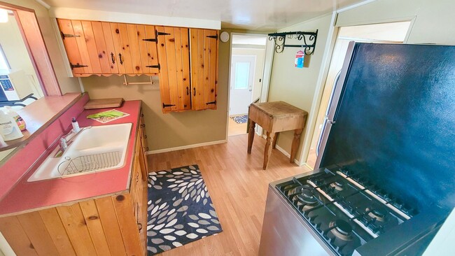 Building Photo - Charming 2 Bedroom Mountain Home with Deck...