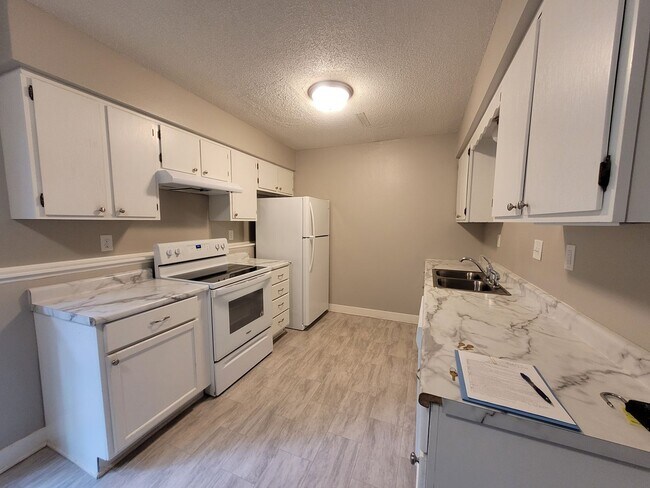 Foto del edificio - 3 Bedroom with Fenced Yard!