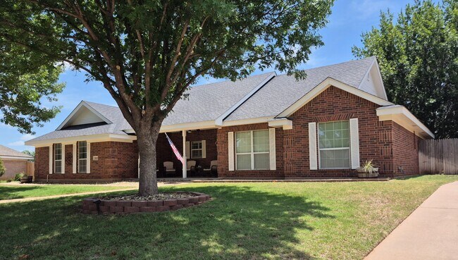 Foto del edificio - Spacious 4 bedroom home!