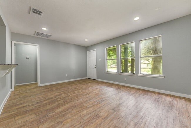 Building Photo - Affordable 3BD/2BA single-family unit!