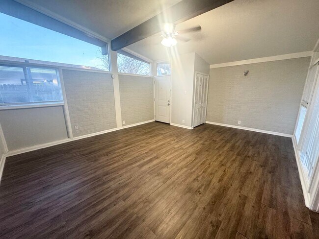 Foto del edificio - 1111 N Carrizo St