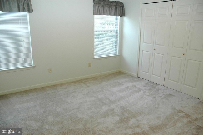 Building Photo - 925 Hillside Lake Terrace