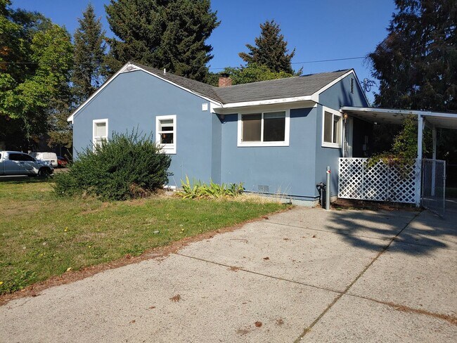 Building Photo - Mid-town Home