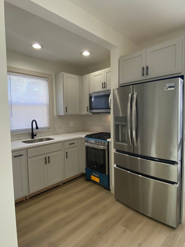 Building Photo - 337 Fairview Ave