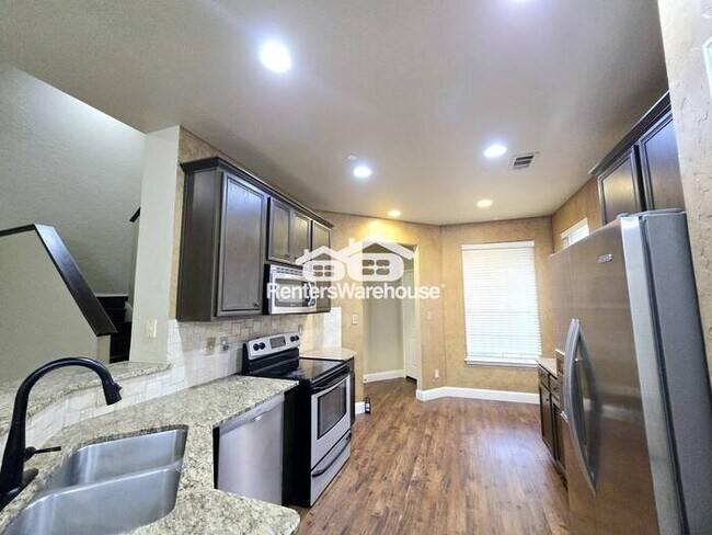 Building Photo - MOVE IN READY - PLANO TEXAS - 2BEDS 2.5 BATHS