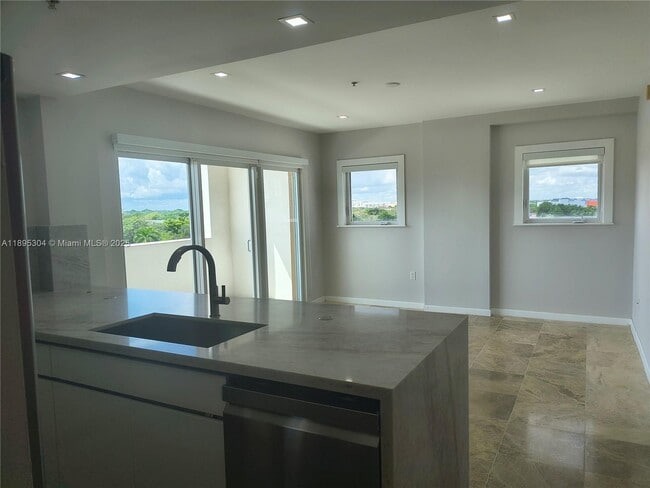 Building Photo - 2740 SW 28th Terrace