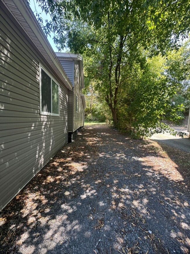 Building Photo - Spacious 3-4 Bedroom, 2 Bath Home for Rent...