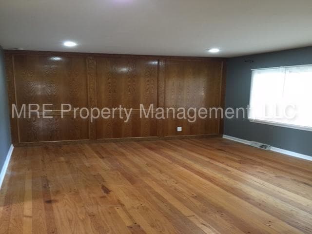 Building Photo - $1000 3 Bed, 1 Bath, Attached Garage South KC
