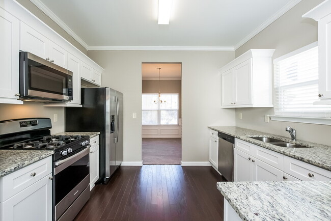 Foto del edificio - 302 Crescent Woode Dr