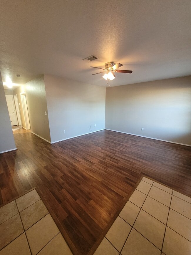 Foto del edificio - 3 bed 2 bath home with carport, move in re...
