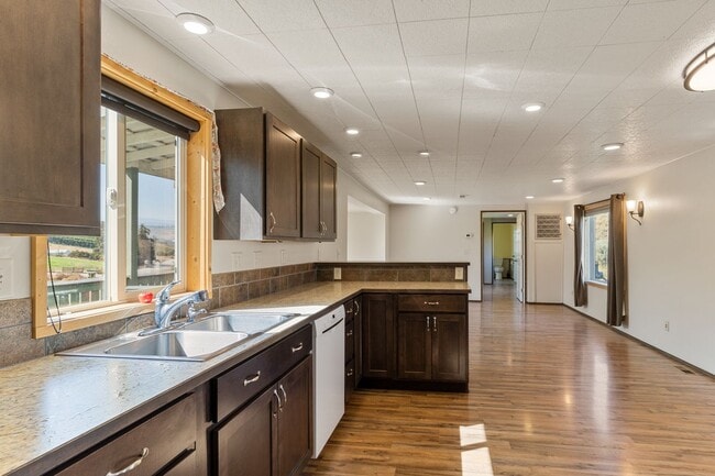 Building Photo - 1-bedroom, 1.5-bathroom open concept