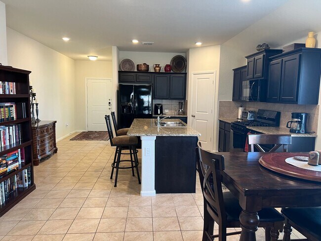 Foto del edificio - Fully Furnished immaculate D. R. Horton home