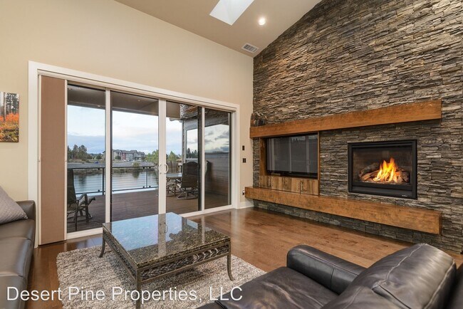 Building Photo - 3 br, 3.5 bath House - 909 SW Theater Dr