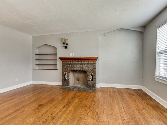 Building Photo - The Plaza District 2 bed 1 Bath is Close t...